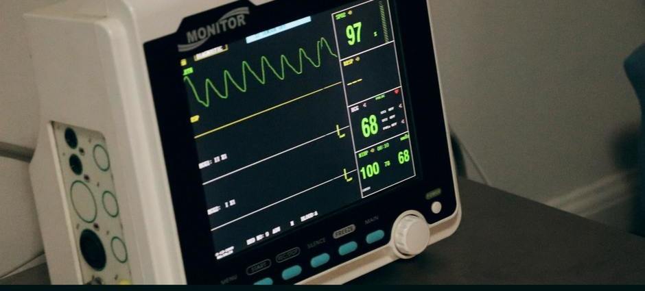 Monitor de sinais vitais para casos de covid-19 grave.