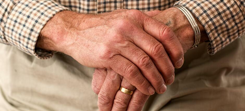 Mãos de um idoso, que faz parte do grupo de risco para a covid-19 grave.