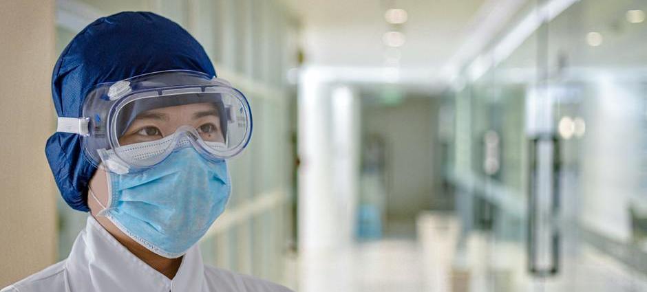 Médica vestindo equipamentos de proteção individual confeccionados com tecido que elimina o novo coronavírus.