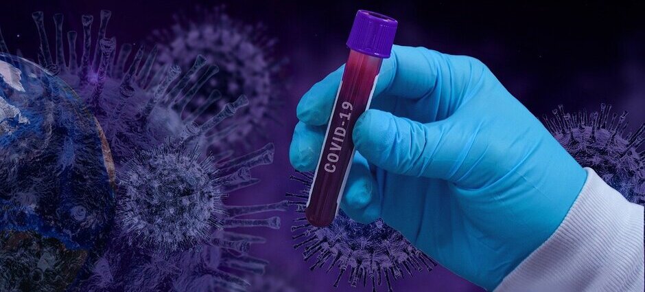 Tubo com amostra de sangue para teste de coronavírus